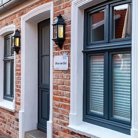 Villa Haus Am Siel 02, Zentral Mit Eigenem Steg Greetsiel Exterior foto